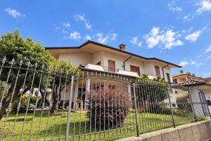 Villa di 454 m² con più di 5 locali a Boltiere
