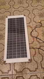 Pannello solare per ricarica cellulare .