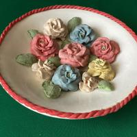 Piatto ceramica con rose pasta sale da appendere