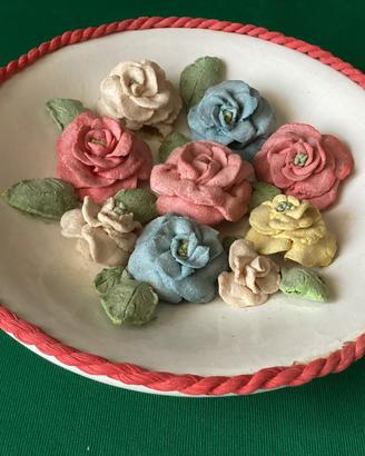 Piatto ceramica con rose pasta sale da appendere
