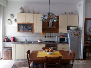 CUCINA COMPLETA DI TAVOLO E SEDIE