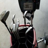 Carrello golf con mazze