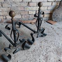 2 vecchi alari in ferro battuto