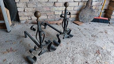 2 vecchi alari in ferro battuto