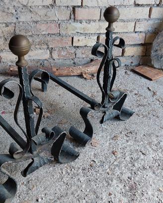 2 vecchi alari in ferro battuto