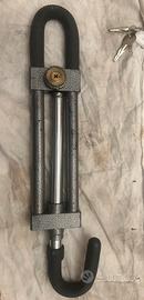 Asta bloccasterzo per auto