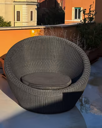 Poltrona lounge MaisondMonde in resina intrecciata