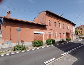 Soluzione indipendente con area esterna e box!