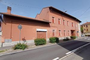 Soluzione indipendente con area esterna e box!