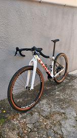 bicicletta monster gravel  trek