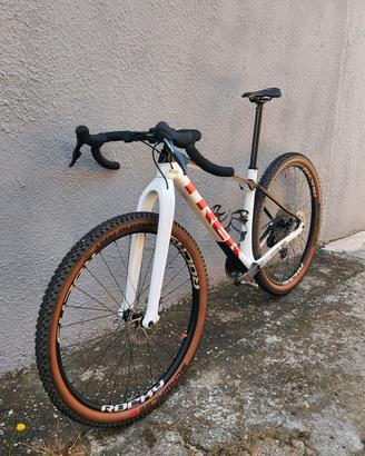 bicicletta monster gravel  trek
