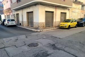 Locale commerciale con 4 vetrine e deposito