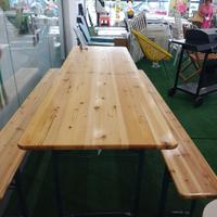 tavolo e due tavole di sedie