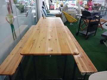 tavolo e due tavole di sedie