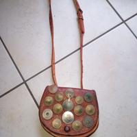 borsetta cuoio con borchie-monete