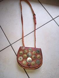 borsetta cuoio con borchie-monete
