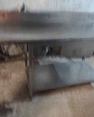 Tavolo in acciaio.