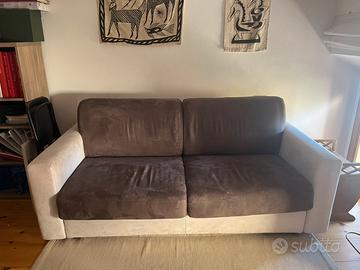 Divano letto 3 posti, praticamente nuovo.