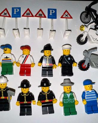 Lotto LEGO 11 Minifigures + 3 moto + cartelli