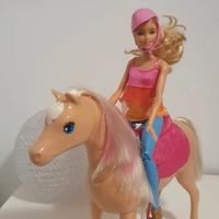 Barbie con cavallo che balla