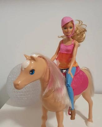 Barbie con cavallo che balla