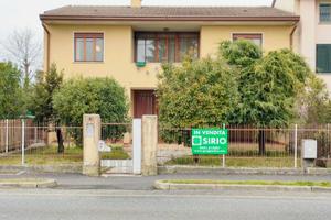 Autenticità friulana: casa con stalla in sasso ...