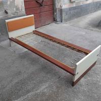Letto singolo in legno e rete in metallo