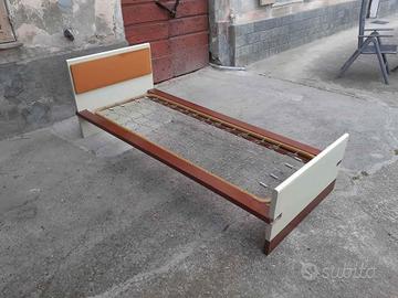 Letto singolo in legno e rete in metallo