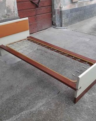 Letto singolo in legno e rete in metallo
