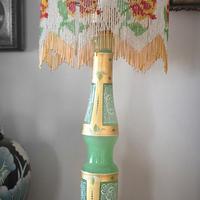 Lume da tavolo in opaline di Murano dipinto a mano