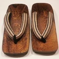 Zoccoli tradizionali in legno giapponese da uomo.
