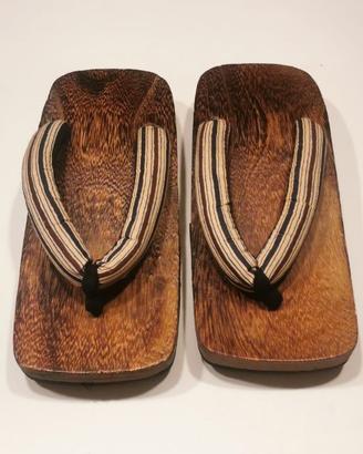 Zoccoli tradizionali in legno giapponese da uomo.