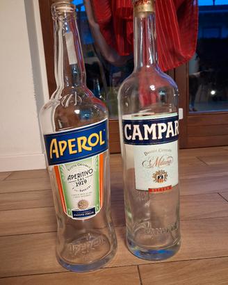 bottiglie vuote Aperol e Campari
