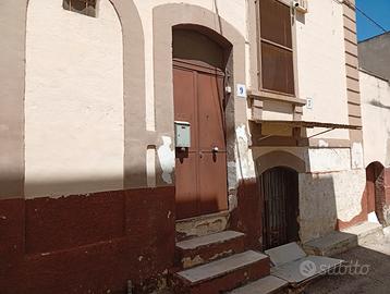 Casa indipendente con seminterrato e lastrico sola