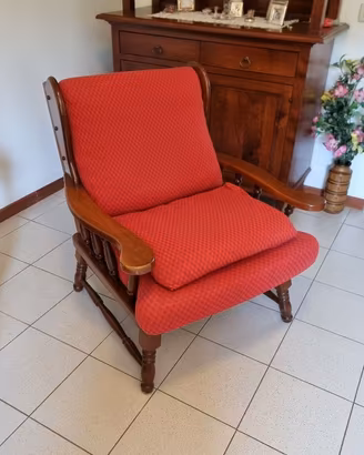 Poltrona da salotto in legno imbottita