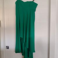 Abito elegante verde con coda 