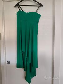 Abito elegante verde con coda 