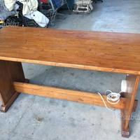 Tavolo in legno con prese corrente