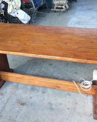 Tavolo in legno con prese corrente