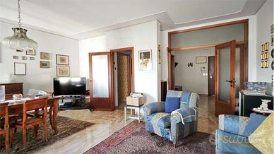 MESTRE VIA PARUTA TRICAMERE CON DUE BAGNI E GARAGE