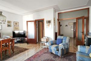 MESTRE VIA PARUTA TRICAMERE CON DUE BAGNI E GARAGE