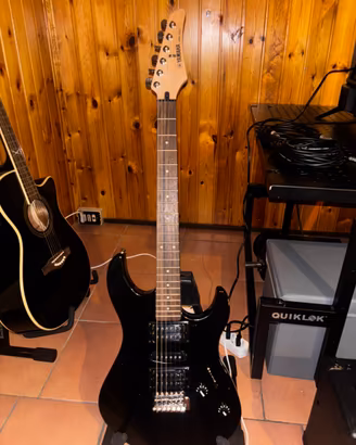 Yamaha ERG121C + Amp GA15 + Pedale Mooer