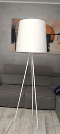 Lampada da terra di design bianca a treppiede