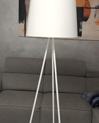 Lampada da terra di design bianca a treppiede