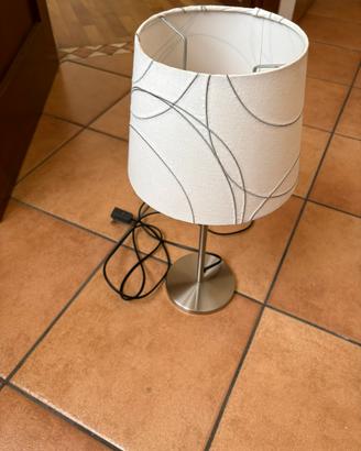 Lampada da tavolo con paralume in tessuto