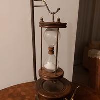 Elegante clessidra in legno e ottone 