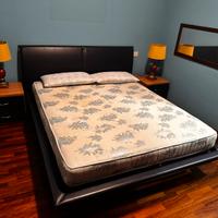 Letto con comodini
