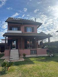 Villa di 310 m² con più di 5 locali a Giugliano in