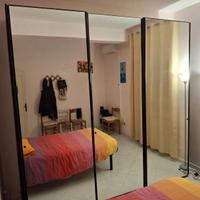 Armadio specchio con ante scorrevoli