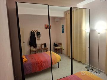 Armadio specchio con ante scorrevoli